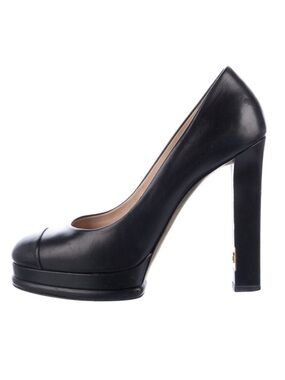 Chanel Interlocking CC Logo Leather Pumps 38